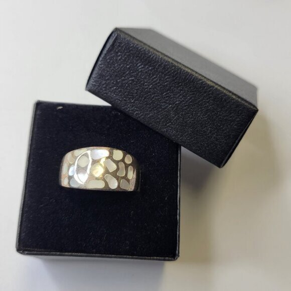 Vintage Silver and Mother of Pearl Ring Size 9 - Picture 5 of 15